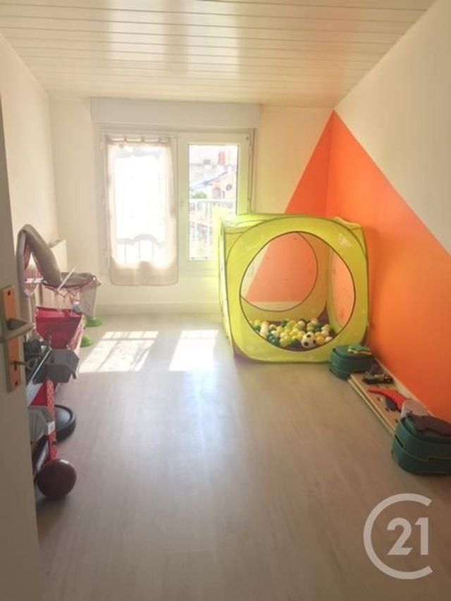 Afficher la photo en grand Appartement F5 à vendre - 5 pièces - 75.0 m2 - ROCHEFORT - 17 - POITOU-CHARENTES - Century 21 L'Arsenal